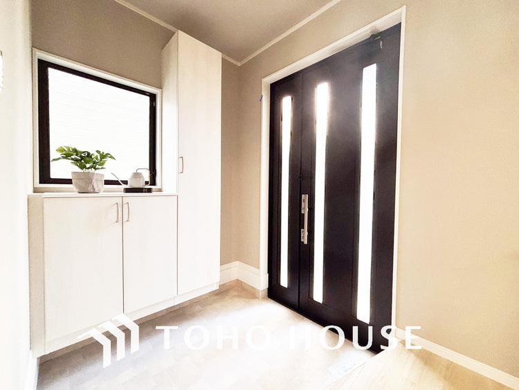 玄関 飾リ過ぎないシンプルな内装と偏り過ぎないデザインの玄関