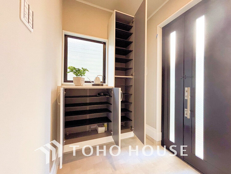 玄関 天井まである玄関収納はご家族分の履物も余裕で収納可能