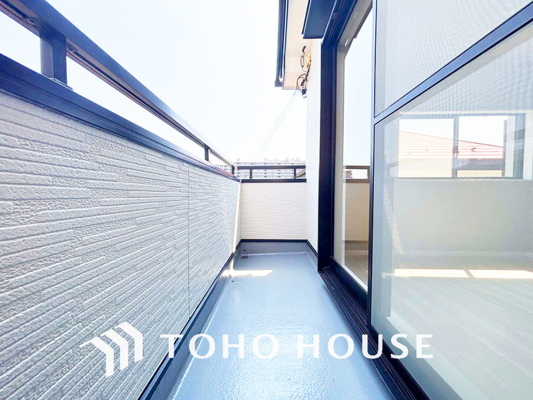 バルコニー 日当たりの良いバルコニーで晴れの日の洗濯物も楽しみになりますね