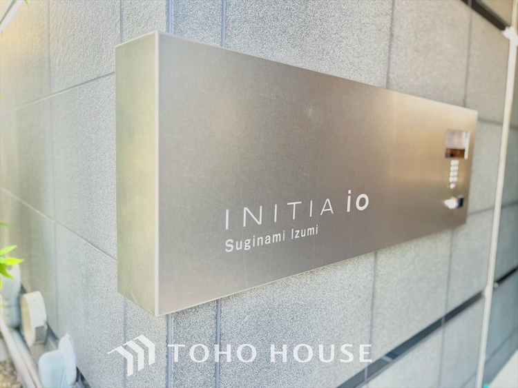 エントランス 青空とサンシャインに抱かれた眩い住まい。光り輝く太陽光を抱き、体の芯からあたたまるお住まいです。バルコニーに出て、自然の風に包まれるのも気持ちいいですね。