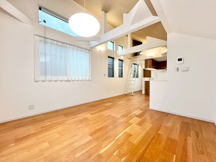 居間 落ち着いた雰囲気に包まれて、伸びやかな空間。