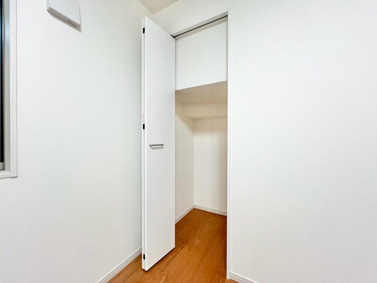 収納 家電やスーツケース、ストック品など何でも片付く嬉しい空間です。