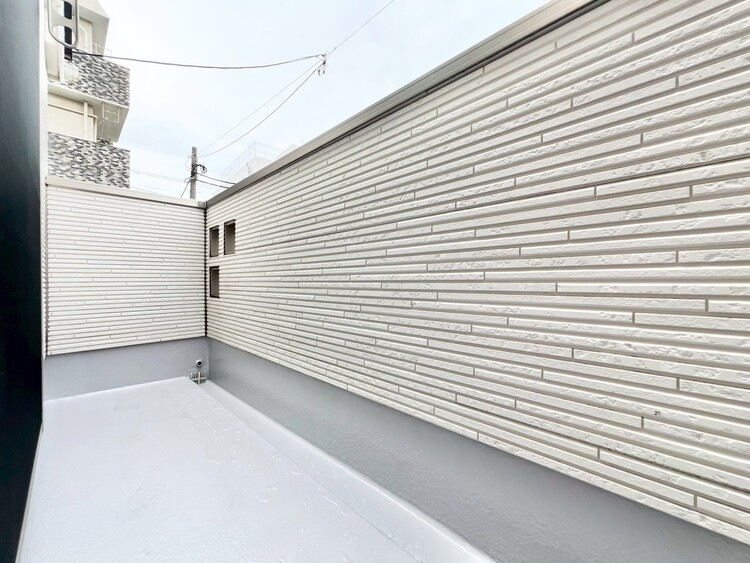 バルコニー 朝の澄んだ空気や、夕方に吹く清々しい風を感じられるバルコニー。