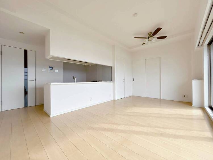 居間 通風・採光に優れ、心地よい光と風が溢れています。