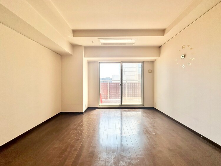 居間 落ち着いた雰囲気に包まれて、伸びやかな空間。