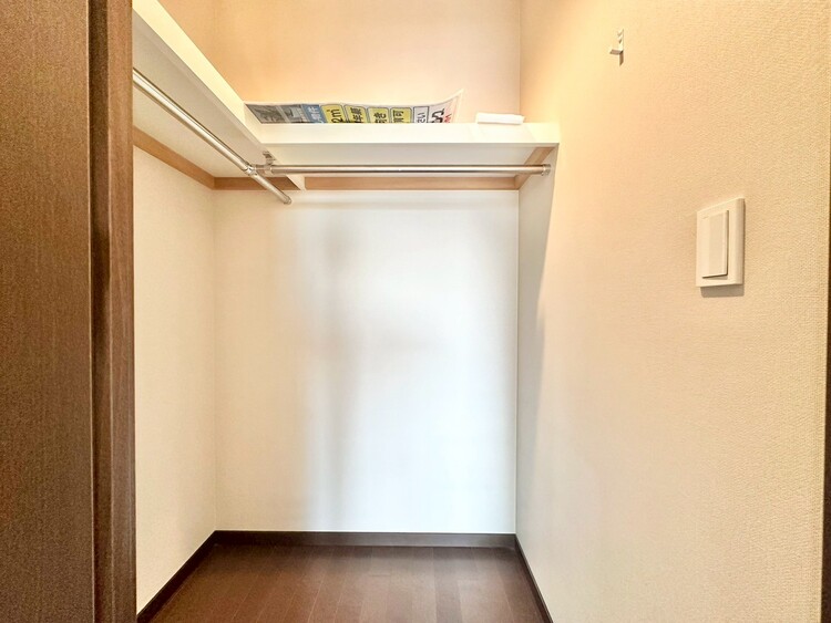 収納 家電やスーツケース、ストック品など何でも片付く嬉しい空間です。