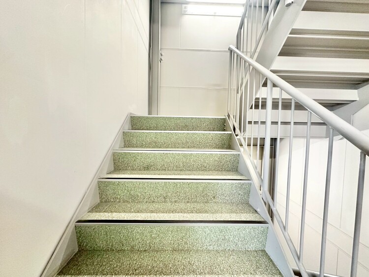 設備 共用部の階段です。明るく清潔に管理されています。