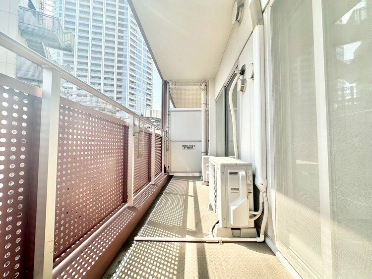 バルコニー 朝の澄んだ空気や、夕方に吹く清々しい風を感じられるバルコニー。