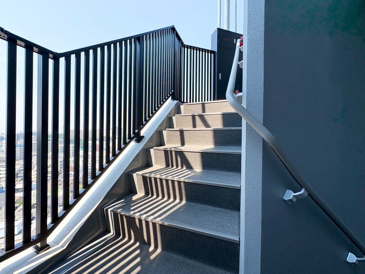 設備 共用部の階段です。明るく清潔に管理されています。