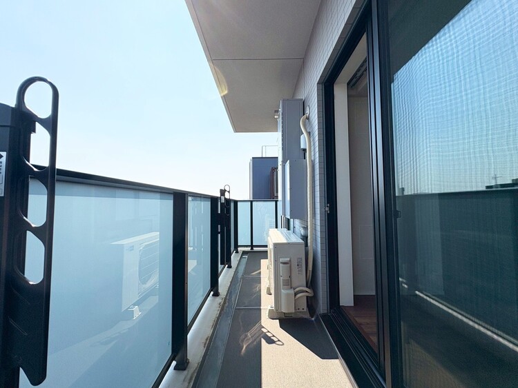 バルコニー 朝の澄んだ空気や、夕方に吹く清々しい風を感じられるバルコニー。