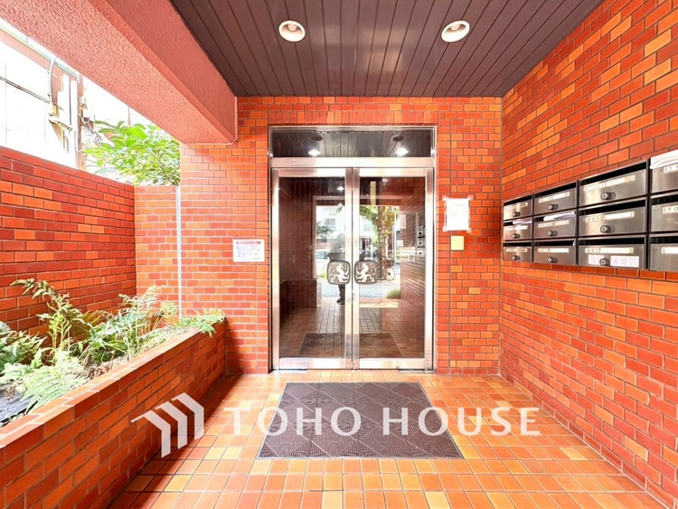 エントランス 【ENTRANCE】◆家族◆家で家族と過ごす時間は限られている。帰りを待つ家族の元へと急ぐときの弾む思い。そんな思いを引き立てる邸宅。