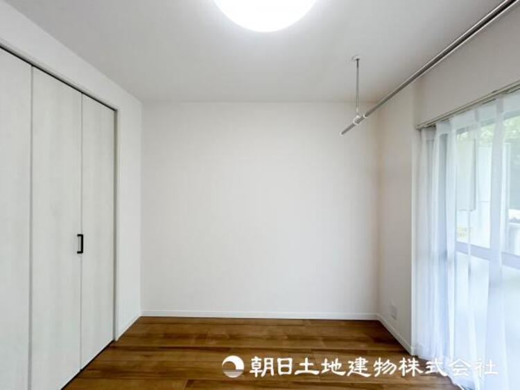 内装 【洋室】自宅で快適に過ごす条件は一人ひとり違います。個性が強すぎないシンプルな内装とシンプルなデザインで統一しております