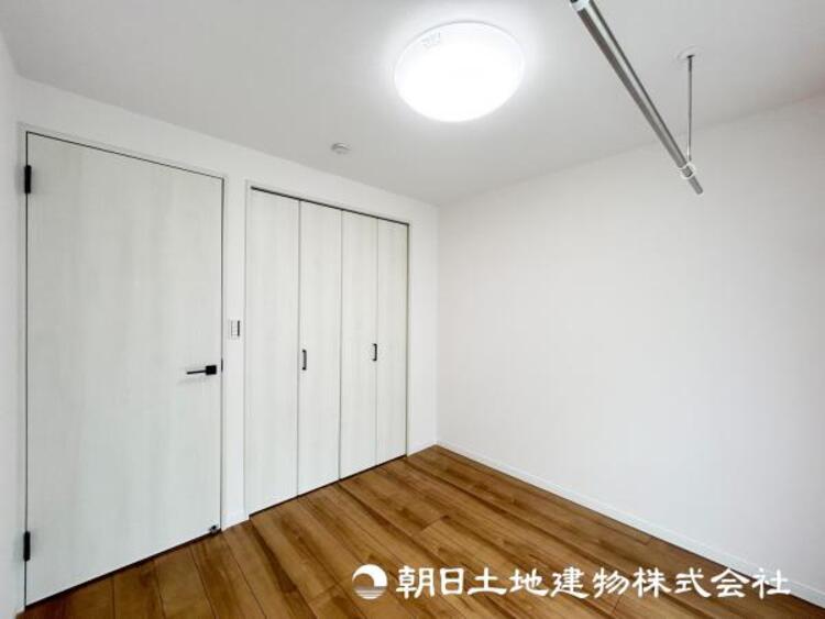 内装 【洋室】大切な家族一人ひとりの大切な個別空間。趣味・感性で個性的に飾って頂けるようシンプルに仕上げてあります。