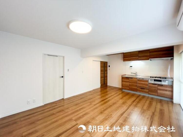 居間 【リビング】開放的で明るい空間が広がるLDK。リビングには潤沢な太陽が降り注ぎ、爽やかな住空間を演出できます