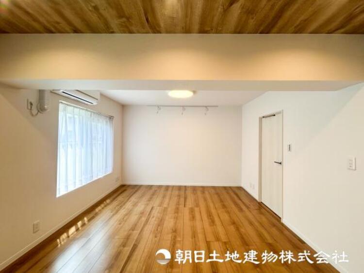 居間 【リビング】リビングにはみんなが集い食事や楽しい会話でついつい時を忘れてしまう。そんな束の間の幸せを感じさせてくれる場所