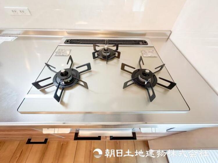 キッチン 【3口ガスコンロ】お料理に必須の３口コンロ。同時進行で自慢のお料理も効率アップ！もちろんグリルもついてます！