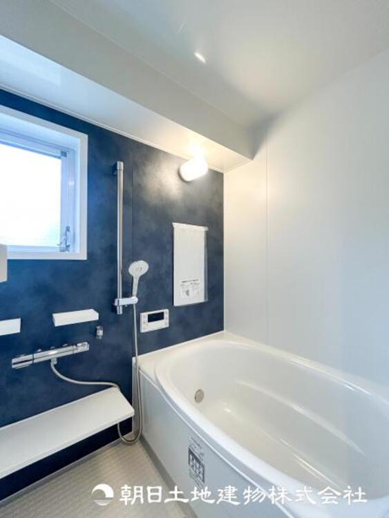 風呂 【浴室】快適な使い心地とゆとりある空間が1日の疲れを解きほぐすバスルーム。空間も浴槽もゆったりのびのび使えます