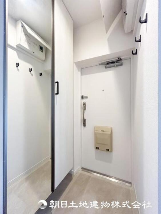 その他 【玄関】大切な家族、お客様をお迎えする玄関は住宅の入口。落ち着いた雰囲気で暖かく迎えてくれます。収納もたっぷりあります。