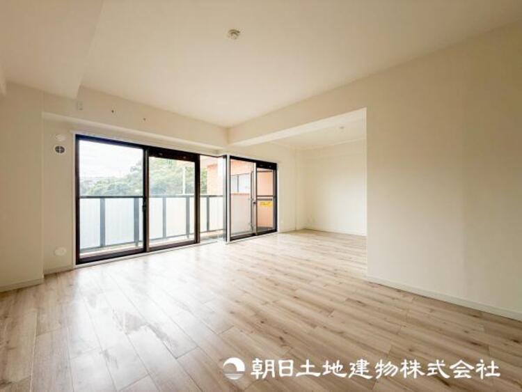 居間 【リビング】リビングにはみんなが集い食事や楽しい会話でついつい時を忘れてしまう。そんな束の間の幸せを感じさせてくれる場所