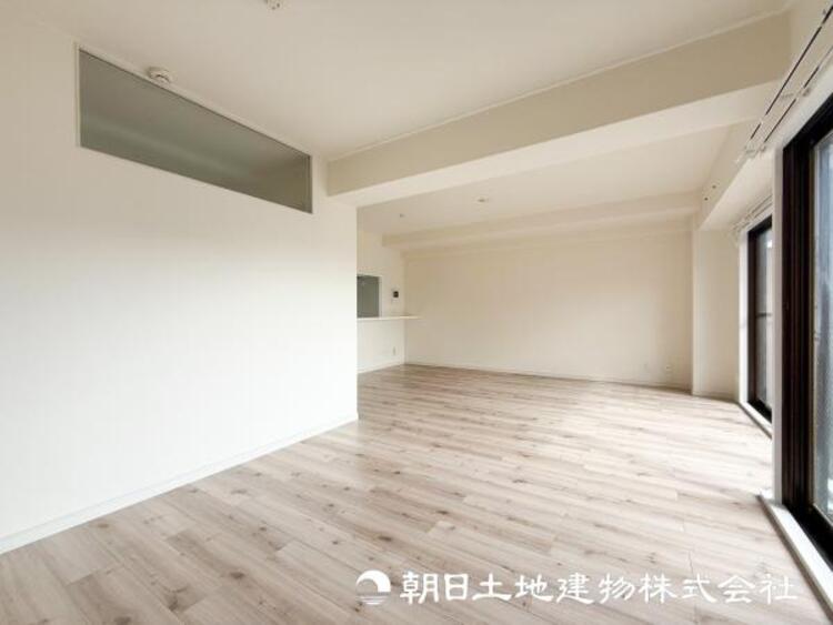 居間 【リビング】開放的で明るい空間が広がるLDK。リビングには潤沢な太陽が降り注ぎ、爽やかな住空間を演出できます