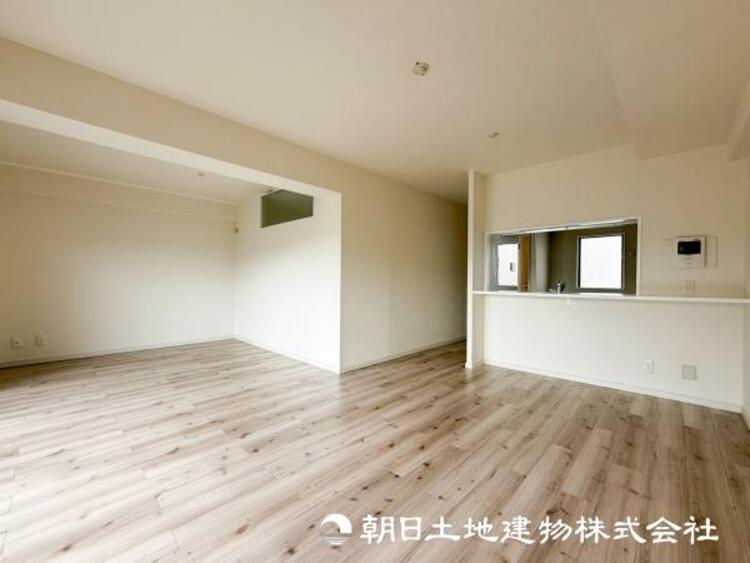 居間 【リビング】大切なご家族、招いた友人と過ごすひと時を溢れる光が優しく包み込む空間。充実した住空間は心を豊かにします。