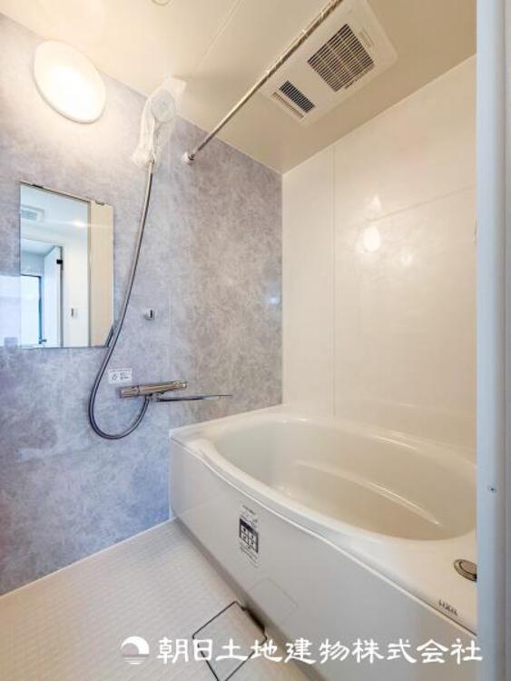 風呂 【浴室】快適な使い心地とゆとりある空間が1日の疲れを解きほぐすバスルーム。空間も浴槽もゆったりのびのび使えます