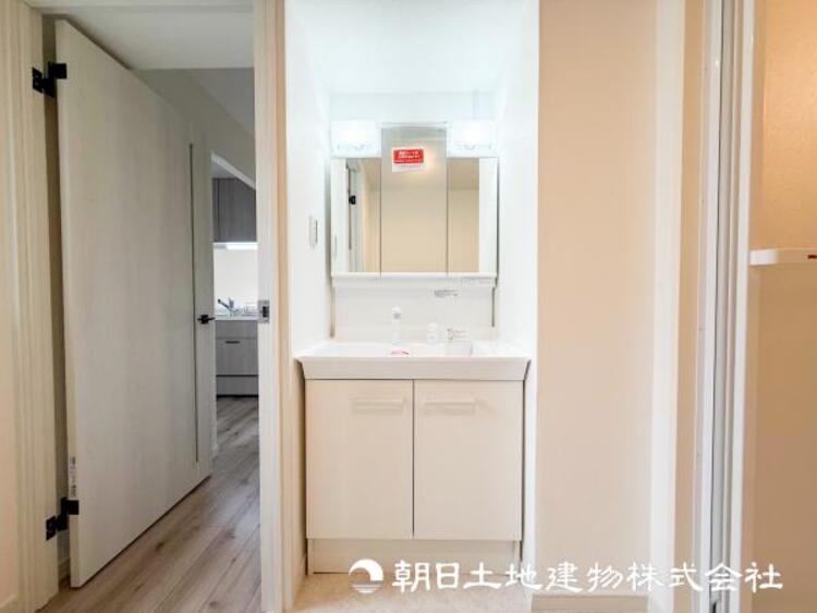 洗面 【洗面化粧台】落ち着いた清潔感のある空間は、身だしなみチェックや肌のお手入れに最適です。収納も十分でゆとりを持たせます。