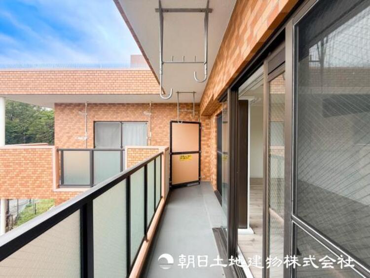 バルコニー 【バルコニー】南向きの広いバルコニーから、暮らしの中でのたくさんの光と心地よい風を感じられる癒し空間です。