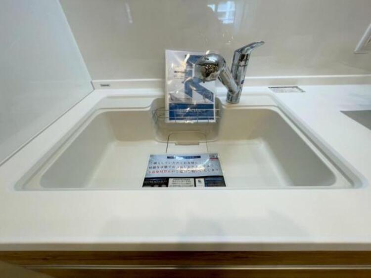 キッチン 鍋や大皿も洗える広々としたシンクです。