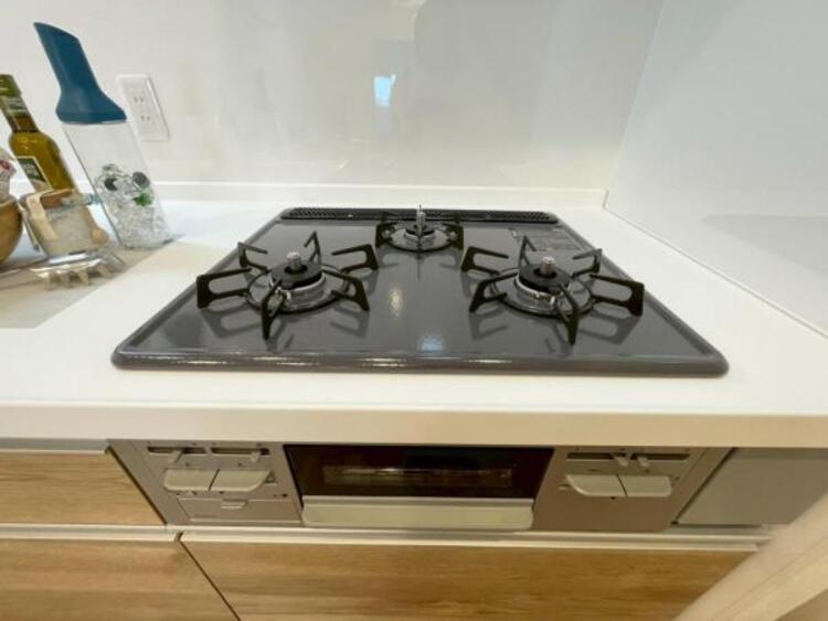 キッチン 毎日の料理に嬉しい3口コンロ。グリルもあり色んなレシピを楽しめそうです。 