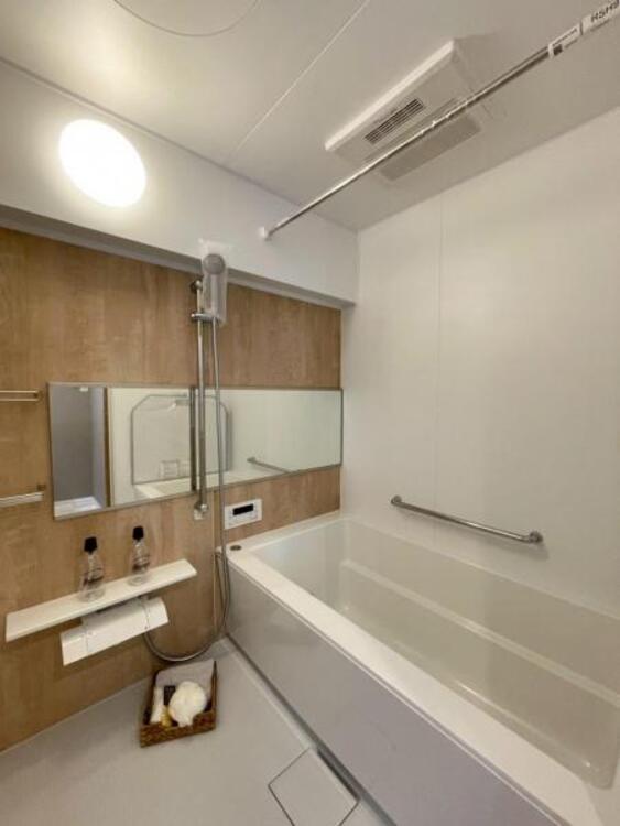 風呂 浴室乾燥機付きのバスルーム。足を伸ばしてリラックスができる安らぎの空間です