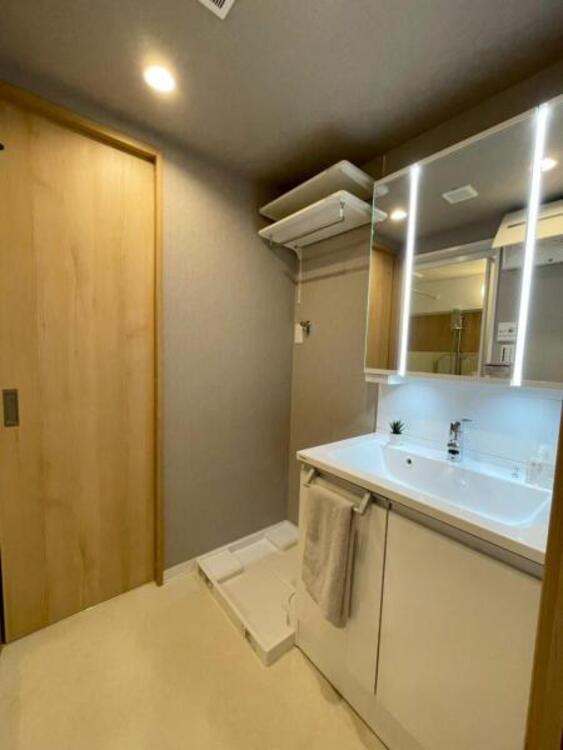 洗面 ライン照明がホテルライクな印象のすっきりとした洗面台