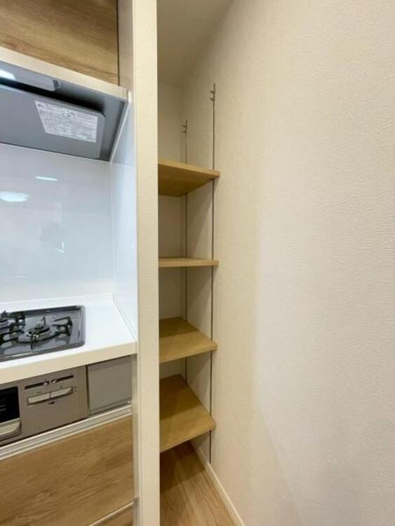 収納 食材や調味料のストックに便利なパントリー。