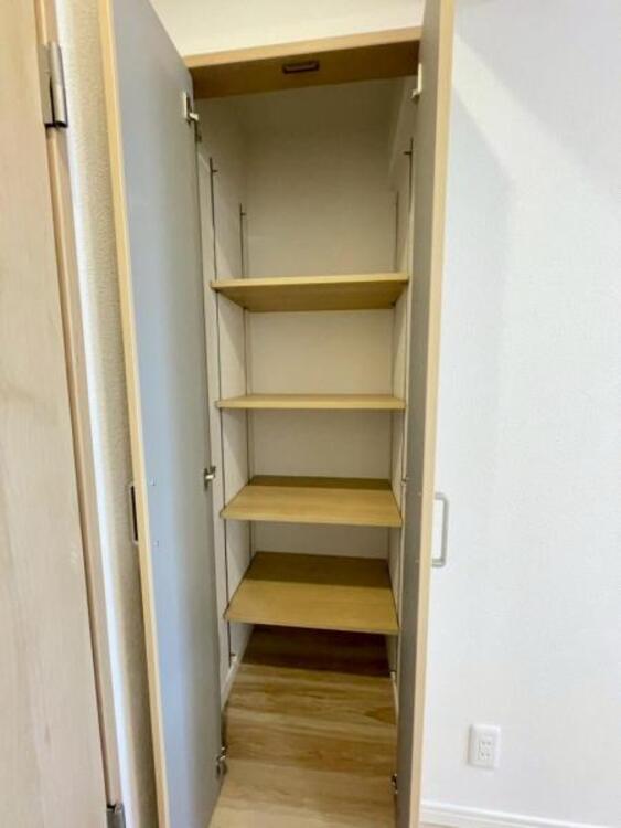 収納 高さのあるLDK収納には掃除機などもすっきりとしまえます 