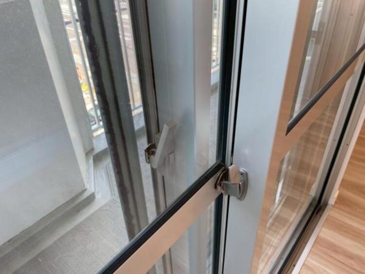 設備 大通りに面していますが、二重サッシ施工のため外の音は気にならず快適。防犯面、断熱面でも安心です。