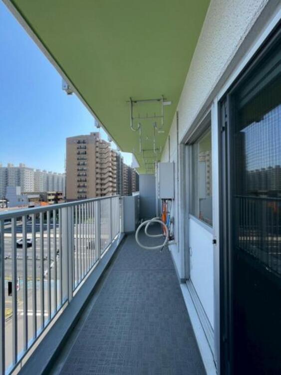 バルコニー 2部屋に面したワイドなバルコニーです