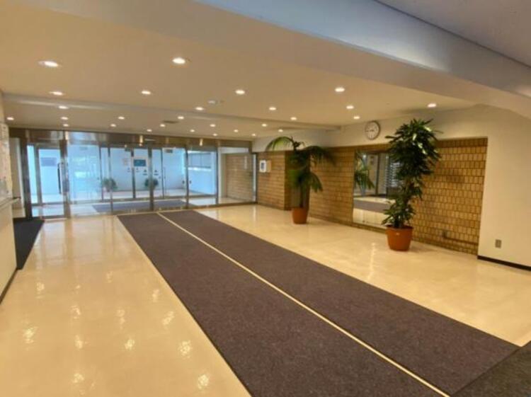 その他 管理人さん日勤の、明るく管理体制良好なエントランスロビーです