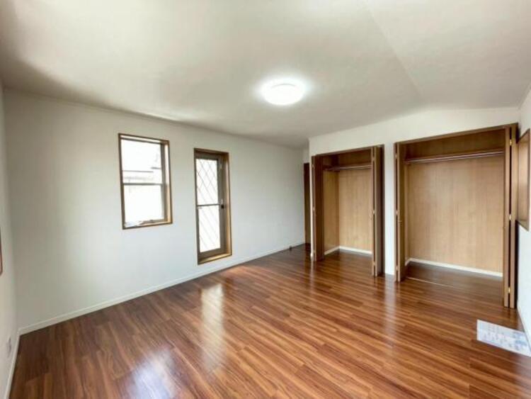 内装 2か所の大きな収納にはご夫婦の衣類を分けて収められますね。