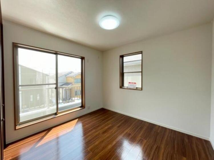 内装 バルコニーに面しており、陽光の差しこむ開放感のある洋室です