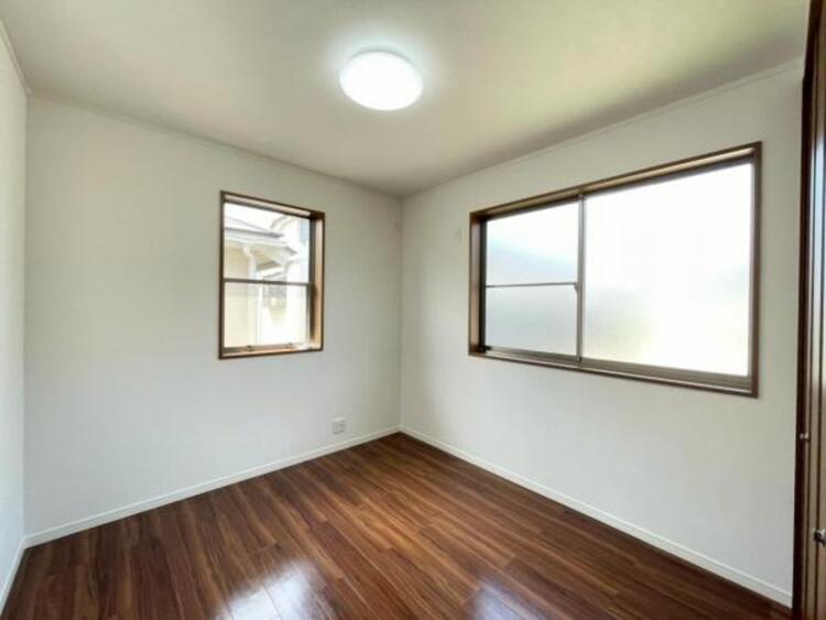内装 2面採光の明るく風通しの良いお部屋です！子供部屋にぴったりな洋室。明るい空間で成長を見守ります