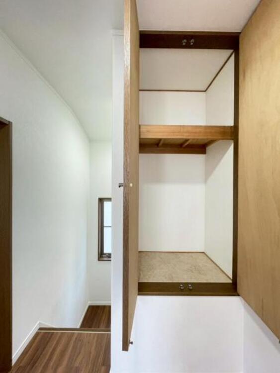 内装 2階ホールにはスペースを有効活用した収納があるのも嬉しいポイントです