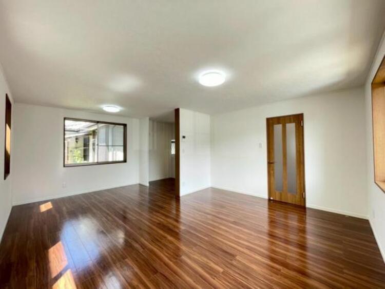 居間 三面採光の明るく広々としたLDK！ご家族が自然と集まるゆとりの空間です