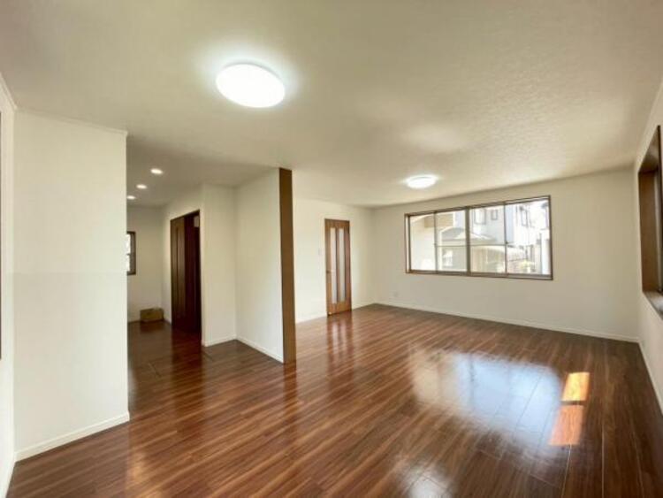 居間 たっぷりの陽光が注がれた明るいリビングは、家族団らんのひと時を包み込みます。