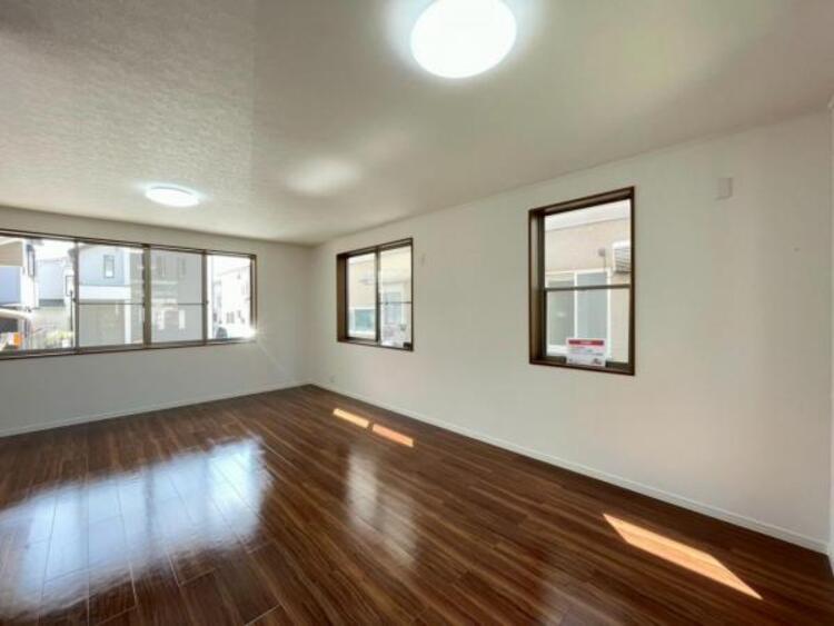 居間 三面採光のため陽当たり・風通し良好の開放的なリビングダイニングです。