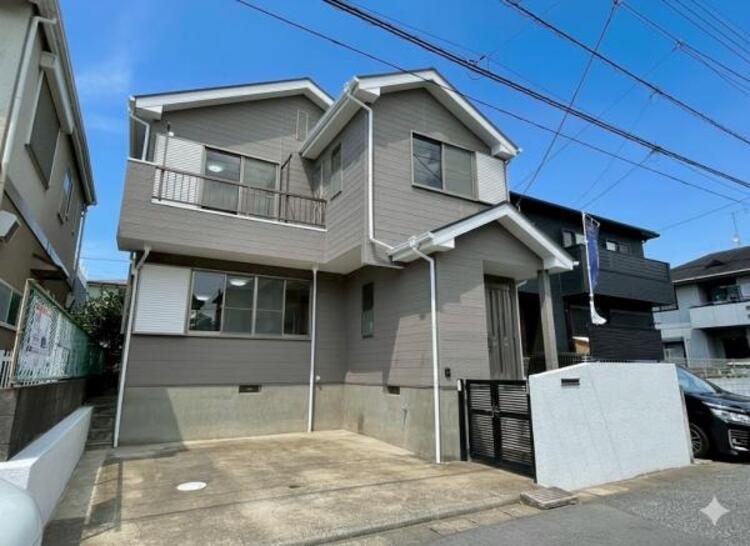 外観 スーパー、コンビニ徒歩5分圏内！穏やかな住宅街に佇む明るい住まいです！