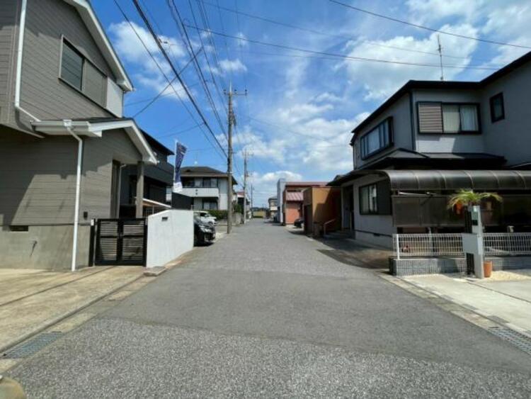 外観 前面道路は車通りが少なく、毎日の車の出し入れも快適です