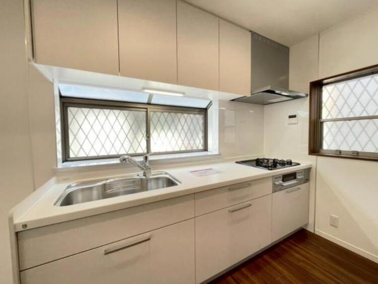 キッチン 広々としたシステムキッチンは、作業スペースがしっかりあり毎日のお料理が快適！