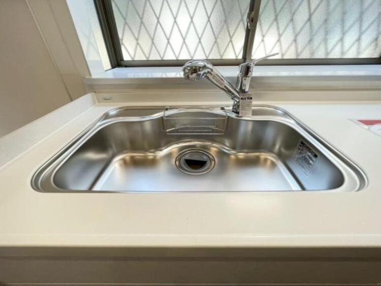 キッチン 鍋や大皿も洗える広々としたシンクです。ステンレスのため耐久性・お手入れしやすさも魅力です 