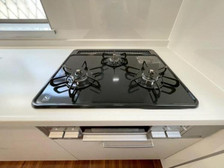 キッチン 3口コンロはお鍋もフライパンも同時に使えるので、料理効率も上がりますね。 