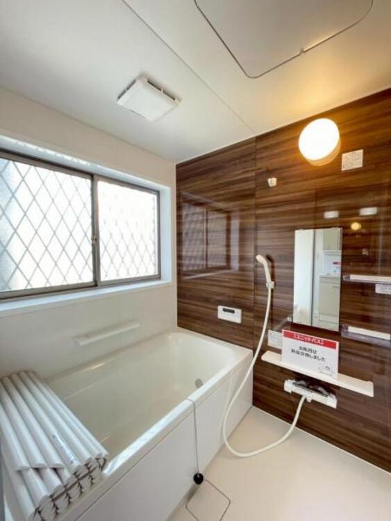 風呂 足を伸ばせる柔らかな曲線のバスタブが、日々の疲れを癒します